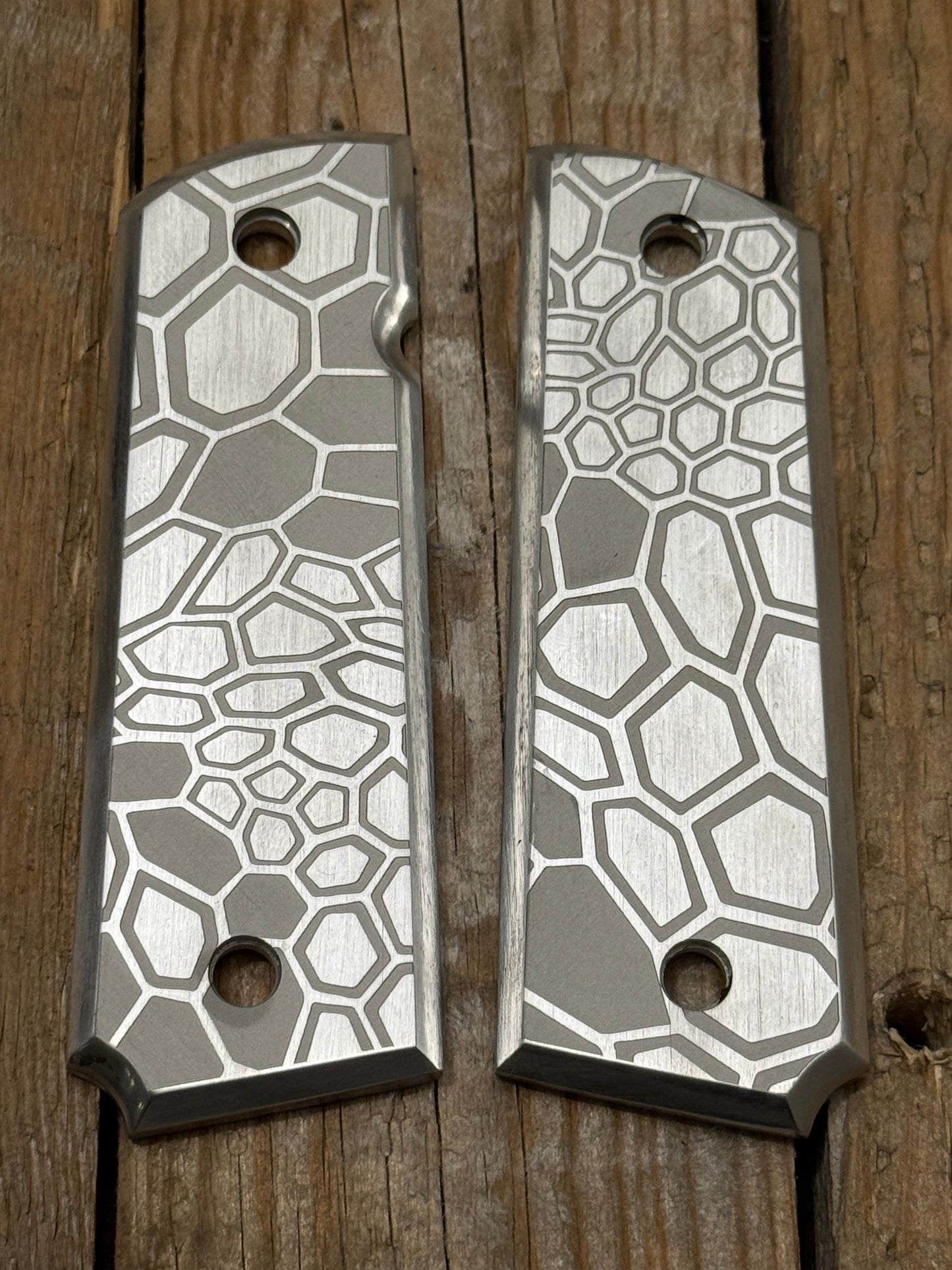 Kryptek Camo-Patterned 1911 Grips Aluminum – Stealth in Grip