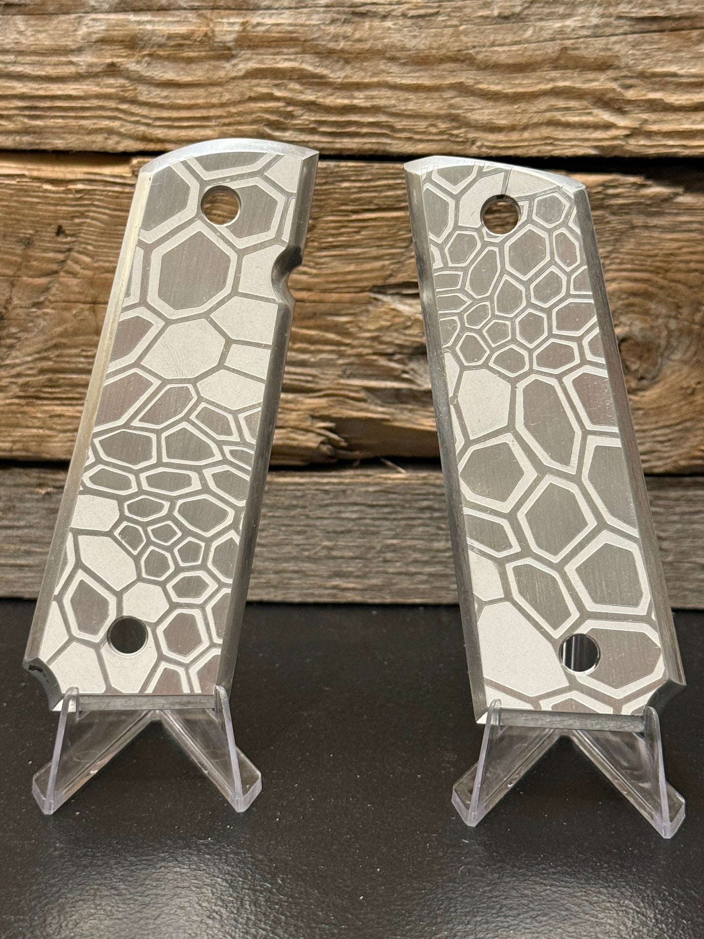 Kryptek Camo-Patterned 1911 Grips Aluminum – Stealth in Grip